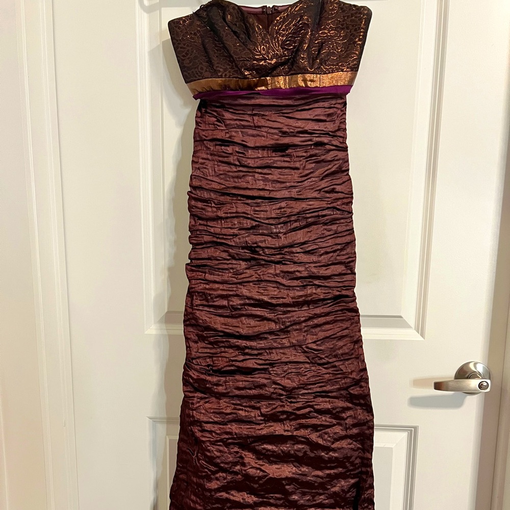 Nicole Miller Collection - Strapless Plum Evening Gown
(4p)